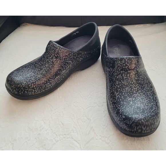 Black Speckled Croc Clogs, sz. 9 - Picture 2 of 5